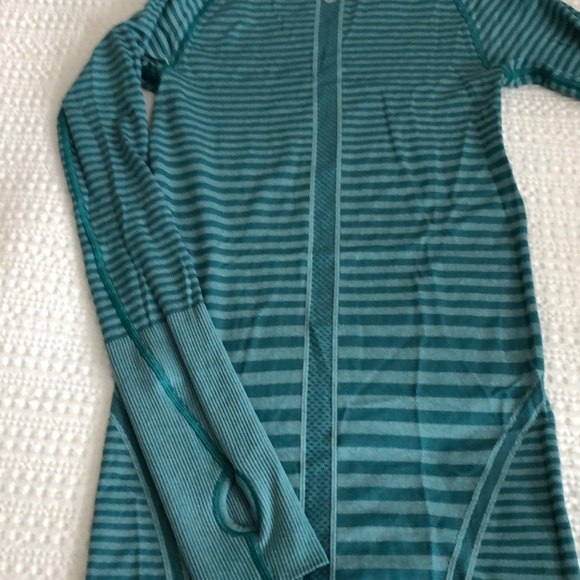 Lululemon long sleeve - Picture 2 of 4